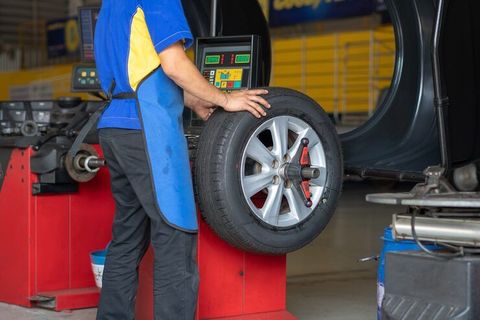Tyre Balancing Machines Overview: Machine Types, Features and Balancing Processes