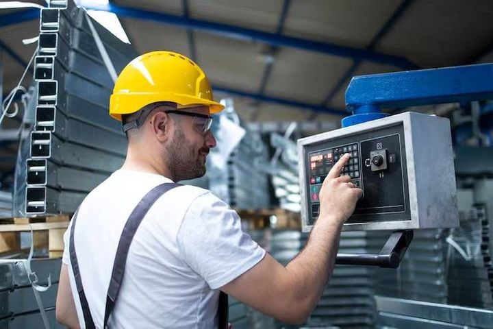 Maschinensteuerungssysteme erklärt: Wie Sensoren, Steuerungen und Software zusammenwirken